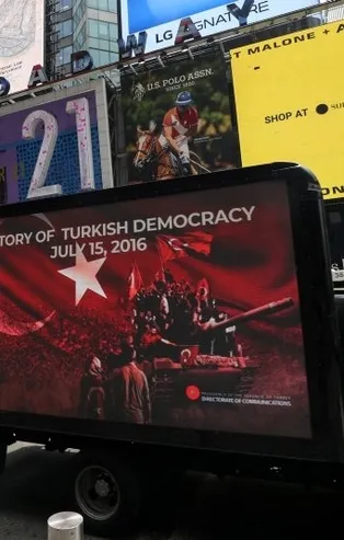 New York'ta dijital ekranla 15 Temmuz mesajı!