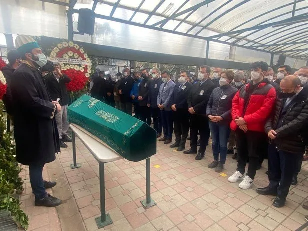 chp-istanbul-il-baskani-canan-kaftancioglu-erkeklerle-birlikte-ayni-safta-cenaze-namazi-kildi-1617991177729.jpeg