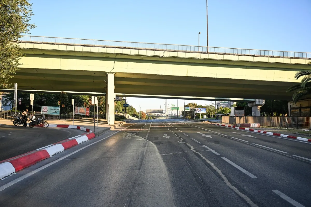 1787464337571.jpeg Vatan Caddesi çift yönlü trafiğe kapatıldı.