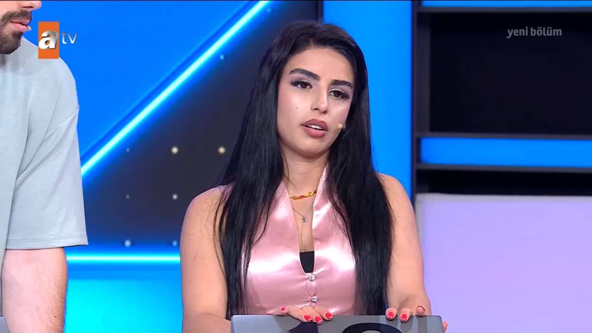12-yasinda-gunde-14-saat-calisan-kardelenin-hayat-hikayesi-yurek-burktu-annemi-aramayin-1792015792314.png 12 yaşında günde 14 saat çalışan Kardelen'in hayat hikayesi yürek burktu: "Annemi aramayın"-12