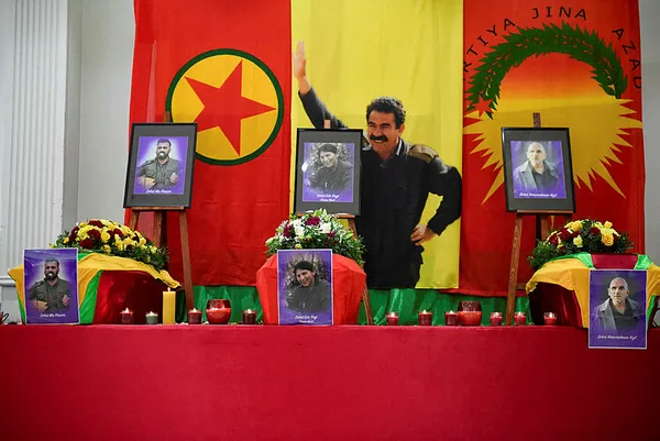 Fransa'da rezalet görüntüler! Ahmet Kaya Kültür Merkezi'nde öldürülen 3 kişinin cenaze töreninde PKK ve Öcalan posterleri-2