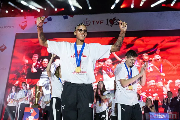 Filenin Sultanları, Avrupa şampiyonluğunu doyasıya kutladı! Vargas "Malatya bulunmaz eşin" türküsüne eşlik etti - 24