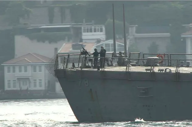 İstanbul Boğazı'nda hareketlilik! ABD savaş gemisinin geçişi sırasında dikkat çeken mesaj