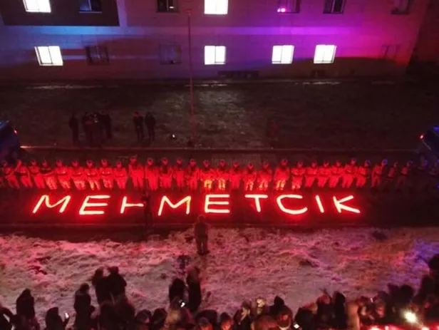 Muş'ta üniversite öğrencilerinden Bahar Kalkanı Harekatı'nda görev alan Mehmetçiğe bayrak ve ışıklı destek-1