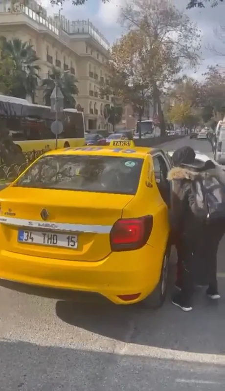 yine-taksi-yine-olay-degisim-saati-bahanesiyle-turk-yolcuyu-almayip-turisti-bindirdi-1637138321833.jpg