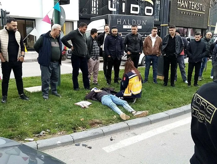 bursada-otomobil-ile-motosiklet-birbirine-girdi-o-anlar-kamerada-1701440826035.jpeg Bursa'da otomobil ile motosiklet birbirine girdi: O anlar kamerada-2