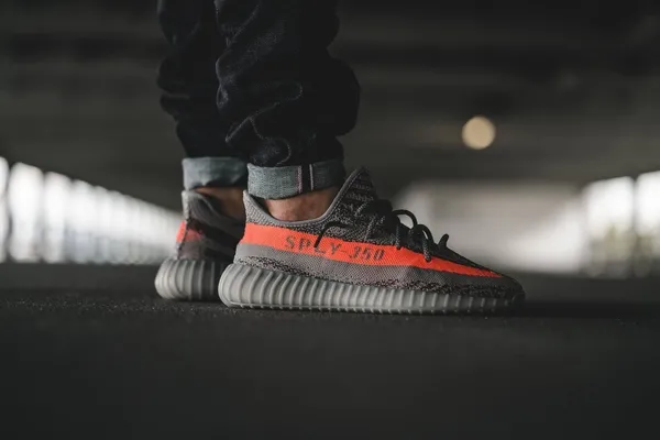 Adidas'ın ve rapçi Kanye West tasarladı: Engincan Ural, Burcu Esmersoy, Ebru Şahin, Berkay ve Ada Şahin sıraya girdi-4