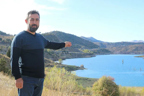 sivasin-hafik-ilcesinde-yasanan-kuraklik-sular-altinda-kalan-caminin-minaresine-bakarak-olculuyor-1603699109641.jpg Sivas'ın Hafik ilçesinde yaşanan kuraklık sular altında kalan caminin minaresine bakarak ölçülüyor-2