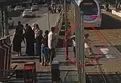 Samsun'da tramvayın önüne atlayan kız çocuğunu tişörtünden çekerek kurtardı: O anlar kamerada