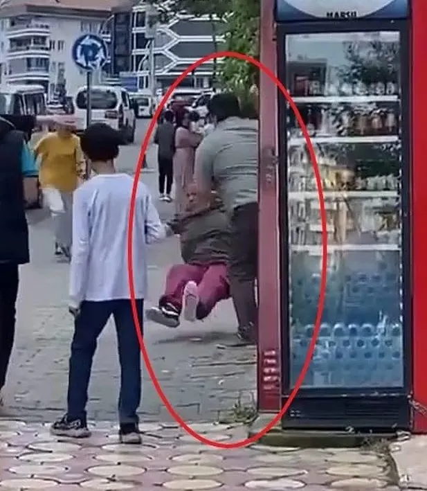 Kız çocuğuna sokak ortasında dehşeti yaşattı: 'Burada bekleme' deyip tekme tokat dövdü!-3