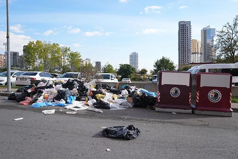 Kartal Belediyesi ile DİSK'e bağlı Genel İş Sendikası arasında imzalanan toplu iş sözleşmesine tepki göstermek amacıyla süresiz iş bırakma eylemi yapan temizlik işçileri, ek protokol sözü verilmesi üzerine işlerine döndü ancak ilçedeki bazı mahallelerde çöpler toplanmadı. (AA)
