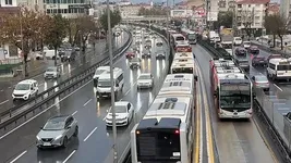 İstanbul'da trafik kilitlendi metrobüs yolda kaldı!