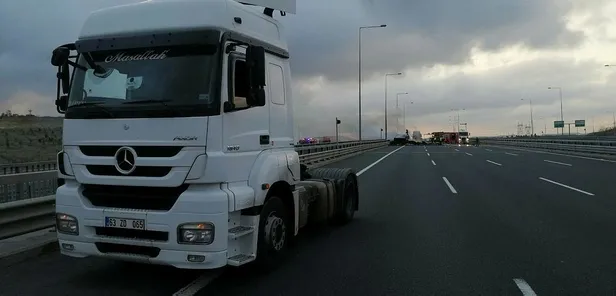 kuzey-marmara-otoyolunda-panik-anlari-tirin-dorsesi-alev-alev-yandi-1635610370354.jpeg Kuzey Marmara Otoyolu’nda panik anları! TIR’ın dorsesi alev alev yandı-1