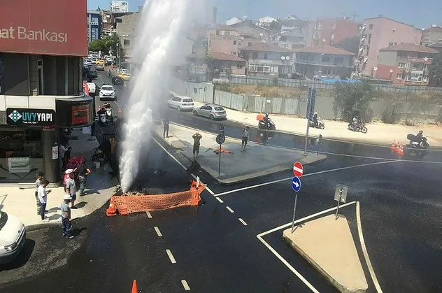 İSKİ’nin çalışmasında su borusu patladı vatandaş isyan etti! "Bunlar hep vatandaşın cebinden çıkıyor"