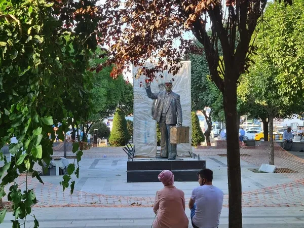 1599545363340.jpg Heykel belediyeciliğinde bugün! Bakanlık "Emirler Mescidi korunsun" dedi, CHP'li İBB alana heykel dikti-5