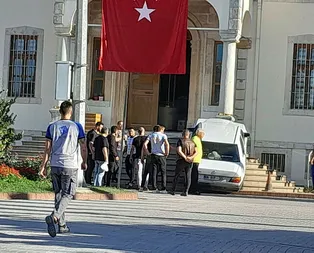 Adliye önünde ilginç manzara! Aracı gören şaşkına döndü