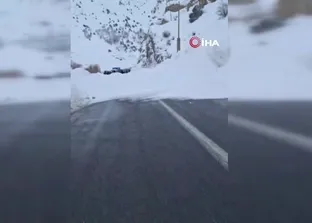 Hakkari Van yoluna çığ düştü