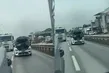 Bursa’da trafikte tehlikeli yöntem! Hareket halindeki otomobilde tamirat