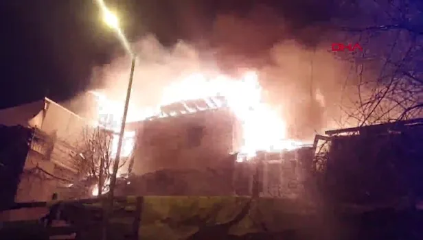 Alev alev yanan 3 gecekondu kullanılamaz hale geldi