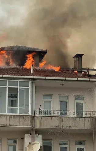Bursa'da iftara dakikalar kala 4 katlı apartmanda yangın çıktı!