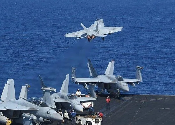 abdnin-uss-roosevelt-ucak-gemisinde-sok-denize-dustu-1607715536193.jpeg ABD donanmasına ait USS Roosevelt (CVN-71) uçak gemisinde büyük şok: Denize düştü-1