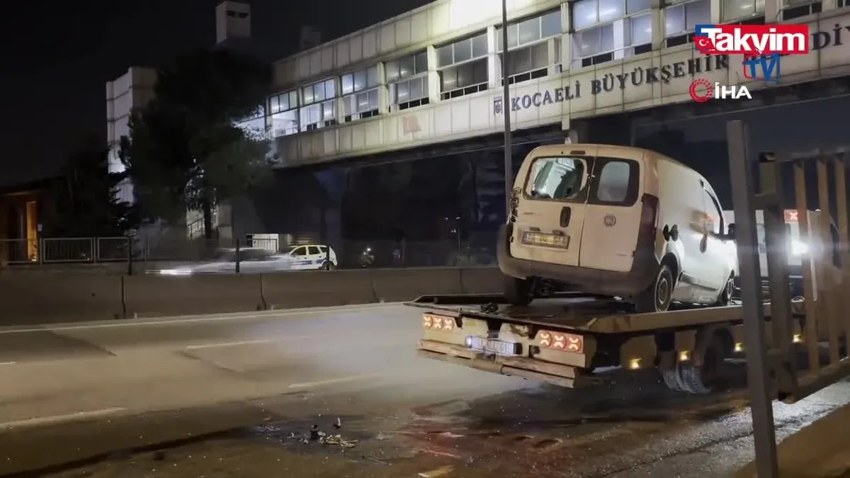 Kontrolden çıkan araç durağa daldı