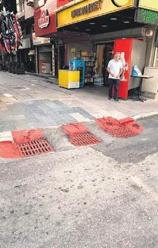 İzmir’de mazgaldaki elektrik akımına kapılan iki kişi hayatını kaybetmişti: Bir grup o mazgalları kırmıza boyayıp olayı protesto etti