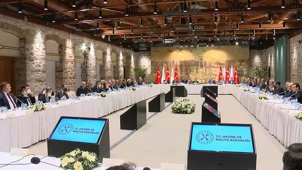 Hazine ve Maliye Bakanı Nureddin Nebati, ekonomistler ve akademisyenlerle bir araya geldi-2