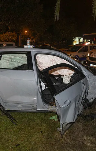 İstanbul'da tur otobüsüne otomobil çarptı: 2 yaralı