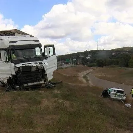 TIR jandarma aracına çarpmıştı