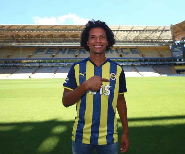 fenerbahce-transferi-duyurdu-arao-sozlesmeye-imzasini-atti-1657805530489.jpg