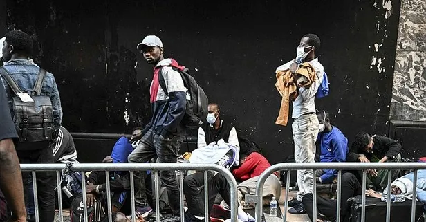 New York'ta sığınma evlerinin kapasitesi dolunca göçmenler sokakta kaldı
