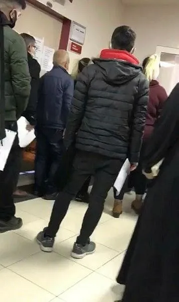 erzincanda-saglik-calisanlarini-tehdit-edip-guvenlik-gorevlisini-darbeden-saldirgan-gozaltina-alindi-1640622715434.jpeg Erzincan'da sağlık çalışanlarını tehdit edip güvenlik görevlisini darbeden saldırgan gözaltına alındı!-2