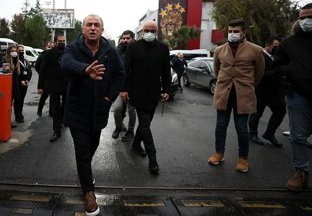 fatih-terim-veda-icin-floryaya-geldi-futbolcularla-konulurken-duygusal-anlar-yasandi-1641934893333.jpeg Fatih Terim veda için Florya'ya geldi! Futbolcularla konuşurken duygusal anlar yaşandı-3
