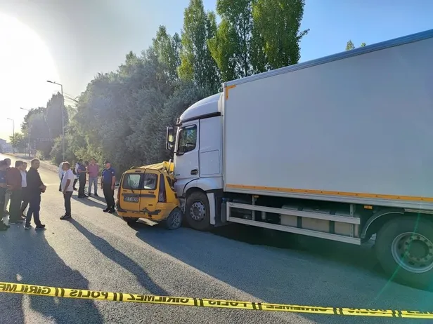 Sivas'ta feci kaza! Kamyon çarptığı ticari taksiyi sürükledi: 4 ölü-4