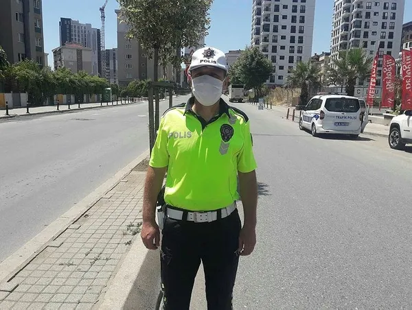 saganak-alkis-1592695555563.jpeg İstanbul'da trafik polisi, tıkanan rögarı elleriyle açtı-1