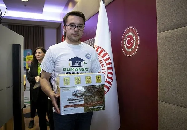 ak-partili-durgut-genclerin-topladigi-izmaritleri-cok-uluslu-sigara-sirketlerine-postaladi-1680273207742.jpg AK Parti'li Durgut, gençlerin topladığı izmaritleri çok uluslu sigara şirketlerine postaladı | Meclis’te bile en yaygın toksik çöp: Sigara izmariti!-3