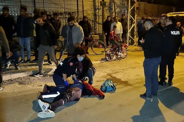 Adana'da motosikletle seyir halinde giden gençlere silahlı saldırı!