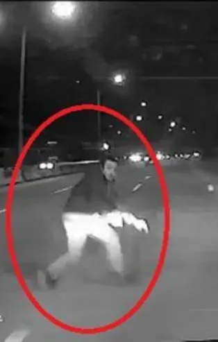 Üst geçidi kullanmayan yaya hayatından oluyordu! Yürekleri ağza getiren kaza kamerada