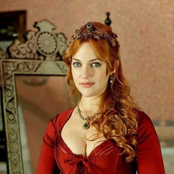 560-bin-tllik-husran-1670192031438.jpeg 560 bin TL’lik hüsran! Estetiği fazla kaçıran Meryem Uzerli'nin yeni görüntüsü şoke etti-2