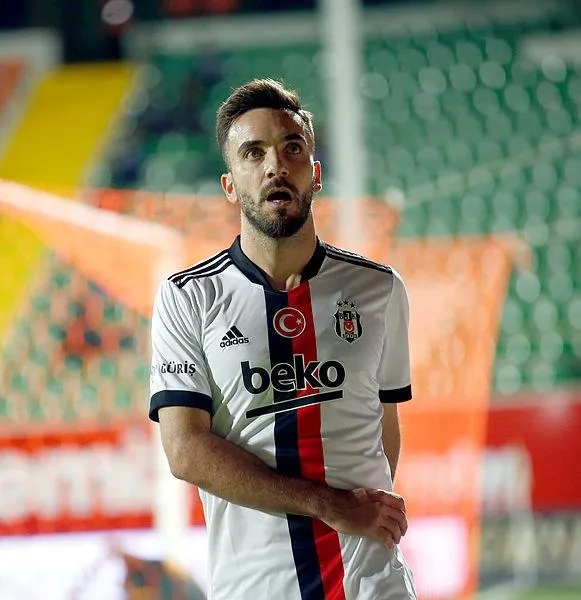 galatasarayda-buyuyen-kadro-krizi-cezali-ve-covid-19-geciren-futbolcular-zora-soktu-1641338774455.jpeg Galatasaray'da büyüyen kadro krizi! Cezalı ve Covid-19 geçiren futbolcular Aslan'ı zora soktu-6