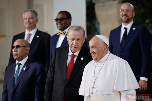 Başkan Recep Tayyip Erdoğan, G7 zirvesinde aile fotoğrafı çekimine katıldı! Papa Francis ile ayaküstü dikkat çeken sohbet - 6