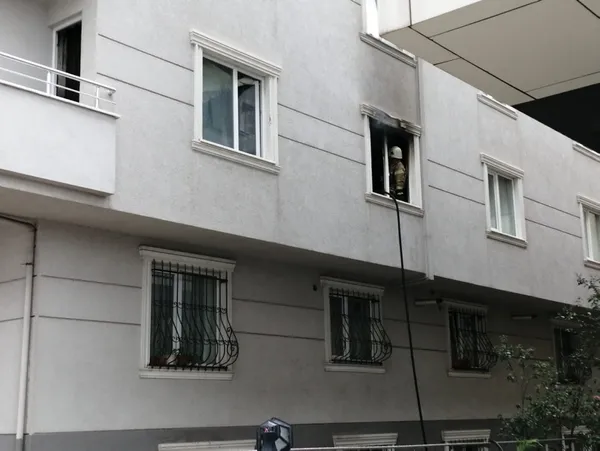 umraniyede-bir-dairede-cikan-yanginda-anne-oldu-7-yasindaki-oglu-agir-yarali-1624276075537.jpg Ümraniye'deki yangının detayları ortaya çıktı! Kavga ettiği eşini öldürüp oğlunu yaraladı evi yakıp intihar etti-6