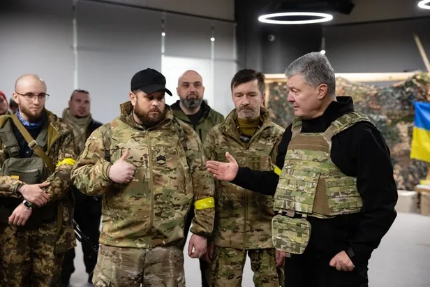 ukraynada-muhalif-lider-petro-porosenko-rusya-karsisinda-silahlanip-hukumetin-yanina-gecti-1645903722967.jpeg Ukrayna'da muhalif lider Petro Poroşenko Rusya karşısında silahlanıp hükümetin yanına geçti! Kılıçdaroğlu'nun 15 Temmuz görüntüleri akıllara geldi-1