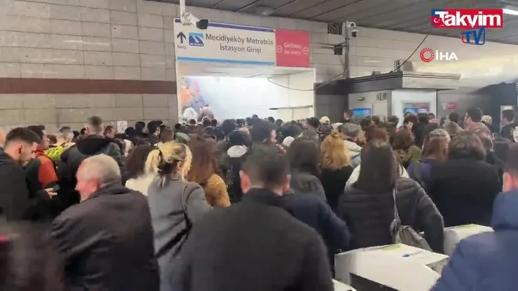 Metrobüs merdiveni arızalandı: 3 yaralı