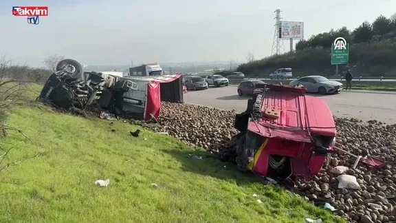 Bursa Nilüfer'de TIR emniyet şeridindeki araçlara çarptı!