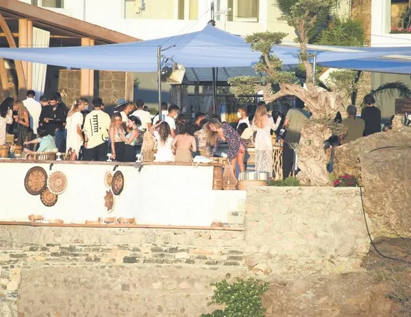Bodrum'da oyuncu Öykü Çelik'in başrolde olduğu partide, skandal görüntüler vardı-1