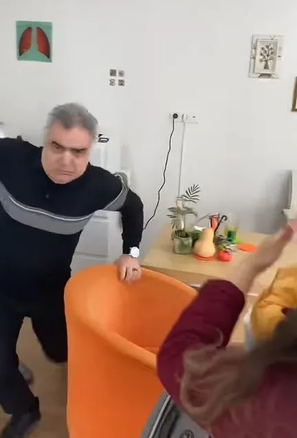 profesor-doktor-hasta-yakinlarina-saldirdi-irrite-eden-bir-psikopatti-1614611845784.jpg