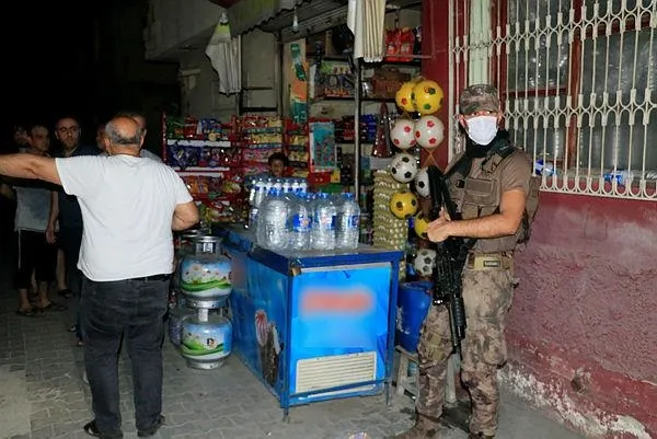 adanada-bakkala-silahli-saldiri-yaralilar-var-1589921646267.jpeg Adana’da bakkala silahlı saldırı! Yaralılar var-4