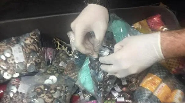 Düğmenin içinde uyuşturucu kaçıran kurye yakalandı-2